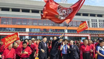 kaiyun-“楚王出征，战无不胜！”1500名荆州队球迷坐专列出征
